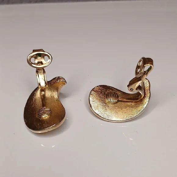 Vintage Signed Trifari Gold Wave Clip-On Earrings - Picture 3 of 7